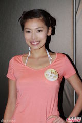 组图：港姐佳丽首度泳衣亮相 水上展傲人身姿