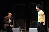 组图：喜剧《夜店》再演 疯狂舞台青春热吻
