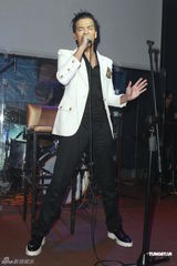 组图：陈晓东35岁生日台湾开唱 遭女歌迷熊抱