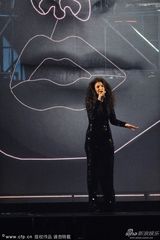 组图：洛德获国际女歌手奖 现场表演暗黑气质