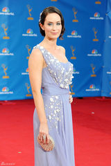 高清组图：艾美奖红毯 艾米丽-布朗特秀单肩裙