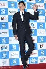 组图：韩国际喜剧节红毯挤胸熊抱肉搏精彩不断