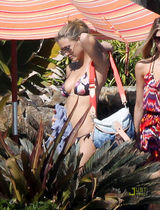 组图：莱奥纳多女友芭儿-拉法莉穿比基尼晒日光