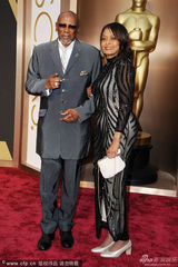 组图：第86届奥斯卡红毯 小路易斯携女伴亮相