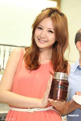 组图：安心亚大展厨艺积极收歌筹备新碟