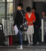 组图：李宇春现身上海靓装抢镜 豪车接送待遇高