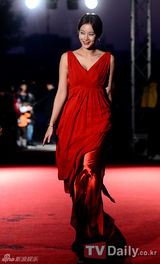 组图：韩星宋仲基获最优秀奖 刘仁娜长裙显高贵