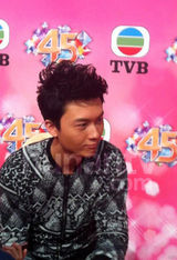 组图：TVB台庆演员后台受访 江美仪继续黑丝诱惑