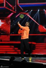 高清图：群星闪耀东方卫视跨年 五月天摇滚全场