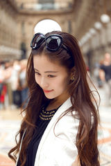 组图：温心米兰教堂前黑白色时尚街拍