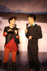 组图：陈翔新唱片发布会现场跪地为母亲洗脚