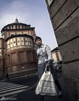 高清组图：邓超米兰拍写真 街头挖掘城市表情