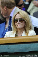 组图：魔法妈妈J-K-罗琳温网观战表情怪诞