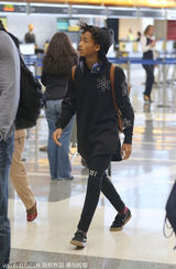 组图：史密斯携两子亮相机场 身型壮硕酷劲十足