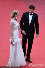 组图：戴安克鲁格戛纳走秀和男友恩爱