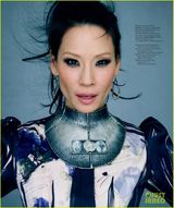 组图：刘玉玲烟熏妆登杂志封面 黑纱性感小秀乳沟