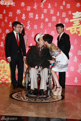 组图：赌王何鸿燊92岁生日 与四太亲嘴秀恩爱