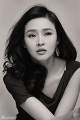 组图：于明加黑白写真演绎复古美人