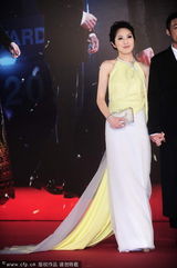 组图：杨千嬅着露背美裙现身 余文乐显帅气