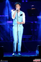 组图：李敏镐小清新蓝衣开唱 自曝被粉丝捏屁股