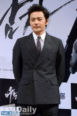 组图：张东健宣传《哭泣男人》迷人大叔演杀手