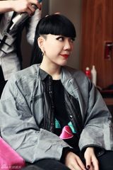 组图：吴莫愁巴黎时装周后台超短裙照曝光