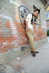 组图：张晓龙夏日街拍多变衬衣潮味足