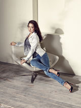 高清：朴信惠携手安宰贤拍情侣写真 纹身添性感