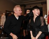 组图：吴莫愁受邀观看秀场 黑衣红唇成焦点