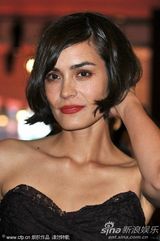 高清：《无果之路》首映女主演秀蕾丝裙 蜜挽男搭档