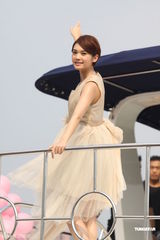 组图：杨丞琳游艇上宣传新碟 粉嫩装扮如甜美公主