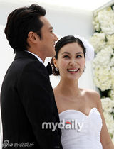 幻灯图：张东健高小英婚礼现场 夫妇亮相甜蜜亲吻 