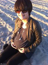 组图：刘芸美国待产照曝光 幸福妈妈海滩拥巨肚