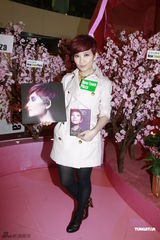 组图：梁静茹签唱会性感迷人 不急造人事业为重 