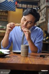 组图：张智霖发烧拍MV 大吃50串日式串烧