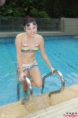 组图：港姐佳丽首度泳衣亮相 水上展傲人身姿