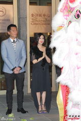 组图：朱茵产后首现身剪彩 曝女儿改名黄莺