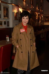 组图：邓萃雯乐做单身代言人 甘愿为另一半下厨