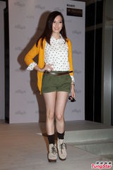 组图：黄日华父女档合作拍剧 关楚耀饰精神病患