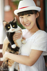 幻灯图：张佳宁清纯写真曝光 沿袭甜美“媳妇”路