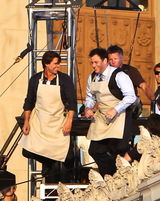 幻灯图：克鲁斯为新片变飞人 和主持人当空卖鸡蛋