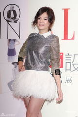 组图：Ella透露婚礼只请至亲好友 着天鹅裙洋溢幸福