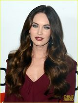 组图：梅根-福克斯枣红套裙亮相首映 妆容精致红唇性感