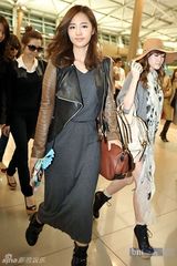 组图：少女时代出席SM巡演 个性机场装展不同风采