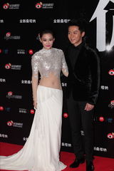 组图：2012新浪微博之夜红毯-情侣档李晨张馨予