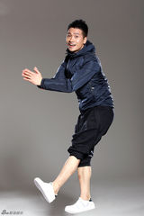 组图：何晟铭鬼马运动写真 古灵精怪喜感足