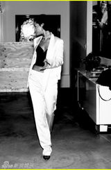 组图：蕾哈娜全裸化妆 办party穿爆乳装亲下厨