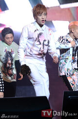 组图：韩团TEEN TOP携新碟回归 首唱会帅气