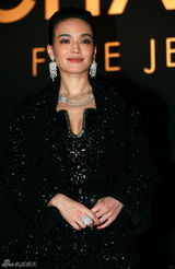 组图：舒淇黑衣朋克造型出席某品牌珠宝展