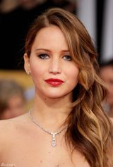 组图：詹妮弗-劳伦斯深蓝长裙大气现身红毯